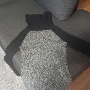 Tjock tröja - 1 tröja för 100 ...  2 för 175  Storleken är M men passar som S