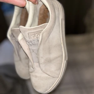 Eytys strl 40 - Lite slitna på insidan, annars mest smutsiga men går att göra rent💕 strl 40. Modellen heter eytys doja. Nypris 2000kr