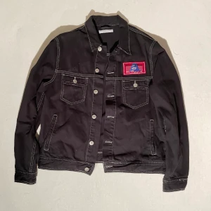 Vintage jeans jacka men Hysteric Glamour patch - Contrast stitch jeans jacka som jag sytt på en hysteric glamour patch på. Den är i rätt så bra skick med lite distressed kanter