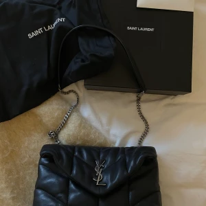 Ysl väska - Säljer min LouLou Puffer Shoulder bag från YvesSaintLaurent, i väldigt fint skick. Dustbag, äkthetsbevis, kvitto och kartong ingår såklart. Mått: 23 cm bred, 14 cm hög och 8 cm djup. 