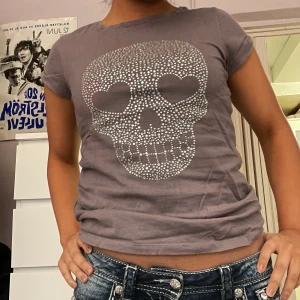 T-shirt  - Rensar alla mina kläder då jag ej har plats längre. Den är så najs men har inte plats. Köpare står för frakten annars möts jag upp i Sthlm 