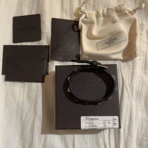 Valentino Armband - Valentino Armband (olivgrönt)med taggar, okej skick, välanvändt men inget andra ser. Nypris 2800kr. Dm för mer info och bilder