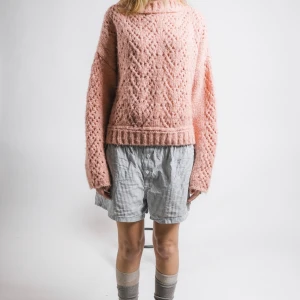 MORE STICKAD - Jättefin rosa stickad tröja med detaljer, tröjan är i gott skick. Modellen bär normalt stl s men passar både större och mindre beroende på önskad passform💖stl:M