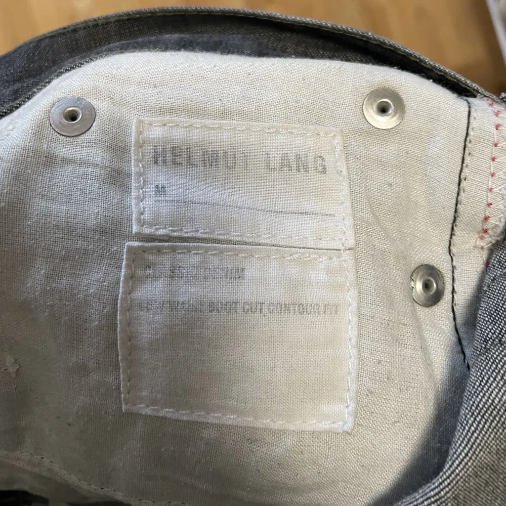 Archive Helmut Lang bootcut jeans charcoal grey från 1998. Storlek 28/28. Köpta från Silverleauge. Otroligt skick med tanke på att de är från 1998. . Jeans & Byxor.