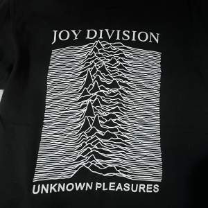 Joy Division bandtröja med trycket från deras album Unknown Pleasures. Storlek M. Skickas eller möts upp i Sundsvall! :)