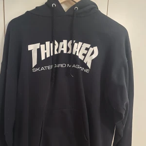 Trasher hoodie - Trasher hoodie i bra skick, kommer dok inte till användning längre😊 
