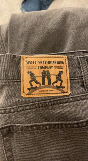 Skit snygga baggy jeans. Sparsamt använda och har inga synliga defekter. 
