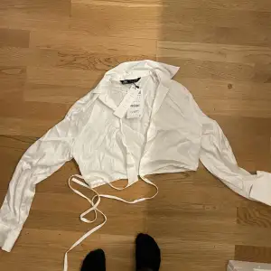 Zara skjorta, kort i magen med band runt 