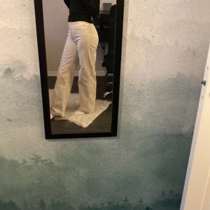 Jeans - Säljer dessa typ 80-tals beigea randigt-material som längre inte kommer till någon användning. Stl 34 men passar mig som har stl 32.