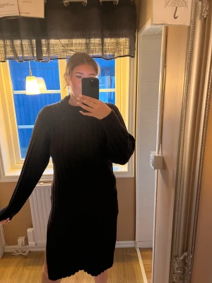 Brun stickad klänning  - En stickad klänning från gina tricot som är jättesnygg och bekväm, ej använd🤍