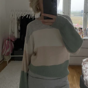 Stickad tröja - Jättesöt stickad tröja som inte kommer till användning, jättefint skick!🌸 så söt till en kjol i sommar