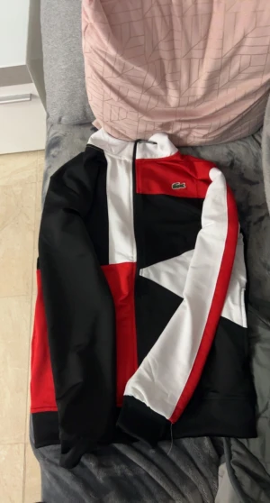 Lacoste zip tröja - Helt ny lacoste zip tröja som är oanvänd i storlek S