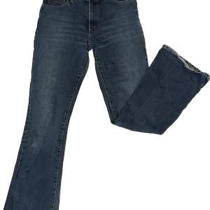 Säljer lågmidjade bootcut jeans från Crocker Modellen är 334💕 Fint skick💞