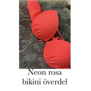 Säljer denna fina neon rosa bikini överdelen för att den inte passa mig så aldrig använd! Köparen står för frakten!❤️