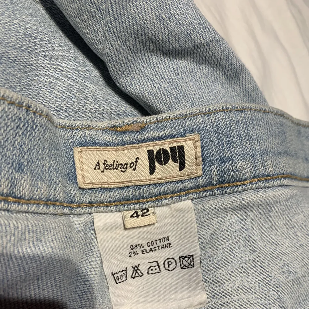 Skitsnygga ljusa jeans från JOY! Dom har några fläckar längst ner på grund av att dom är rätt så långa men tror man kan få bort det. 😊. Jeans & Byxor.