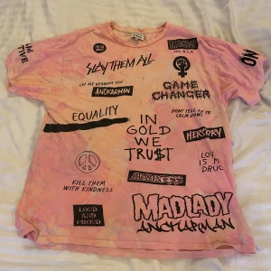 Oversized tshirt - Cool T-shirt från madladys kollektion med Lisa Anckarman. Storlek L vilket ger en snygg oversized passform:)