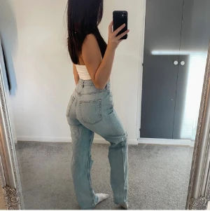 90s straight gina tricot - Dessa skit snygga jeans med hål finns till salu i storlek 36. Jeansen har tagits hand om bra. Nypris är 500kr, jag säljer för 299kr. Kontakta mig vid frågor/fler bilder💞