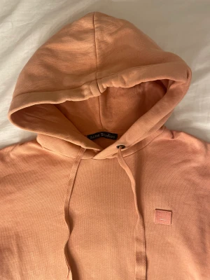 ROSA ACNE HOODIE - En jättefin rosa acne-hoodie i storlek XS! Säljes pga låg användning! 