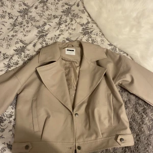 Skinnjacka - Superfin beige oversized skinnjacka 