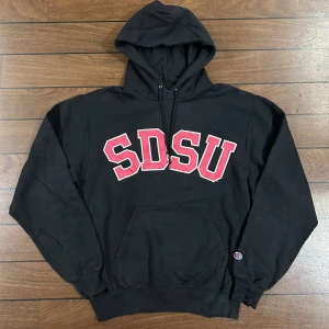 Champion SDSU Hoodie  - Snygg vintage Champion Hoodie i storlek M! Bara att skriva om du undrar över något🙏