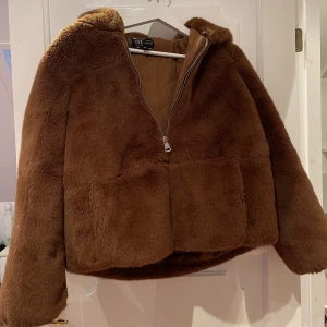 Fluffig Vinter Jacka  - Flabbig brun vinter jacka, väldigt varm och jätte mysig. Använder dock inte längre.