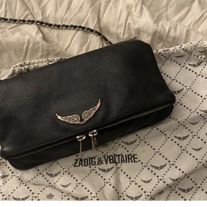 ZADIG VÄSKA - SÄLJER NU MIN ZADIG VÄSKA!💘 Den är i perfekt skick och knappast använd. STORLEK MEDIUM. Självklart äkta, DUSTBAG MEDFÖLJER!💘Startpris: 1200kr, buda privat! TRYCK EJ KÖP DIREKT💗 såld!❌