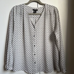 H&M mönstrad blus - Tunn, skön blus i svart/vitt mönster. Sparsamt använd, som ny🤍