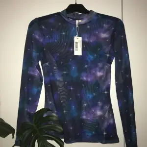 Säljer denna fina mesh topp från nly trend som köptes från Zalando♥️ Aldrig använd och vet inte säkert vad den köptes för. Säljer den för 99kr. Kontakta mig om det behövs flera bilder på plagget eller vid övriga frågor. Köparen står för frakt♥️ 