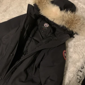Canada goose jacka - Äkta canada goose dam jacka i storlek S. Inga fel på den då den är använd sparsamt. Kan mötas upp i Stockholm. 