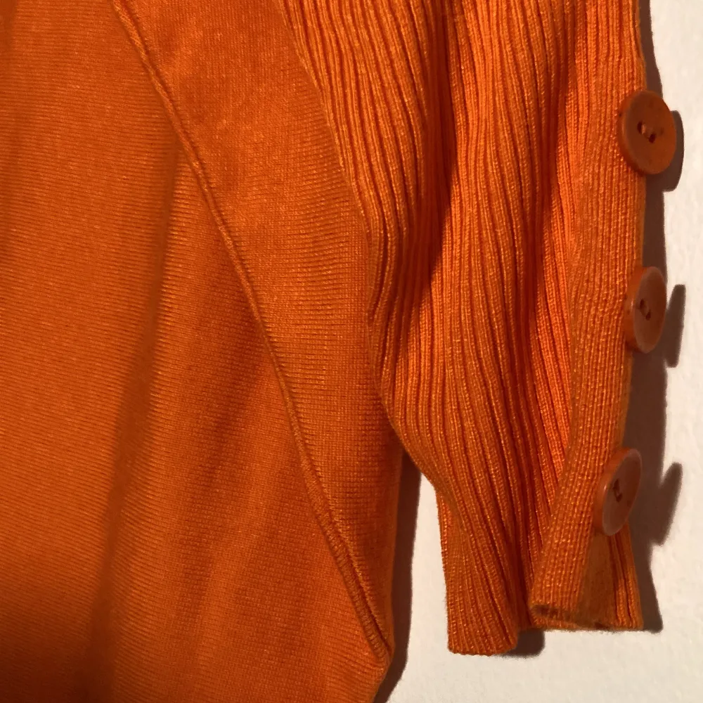 I bra skick, inte använt väldigt fin orange färg! 🥰. Tröjor & Koftor.