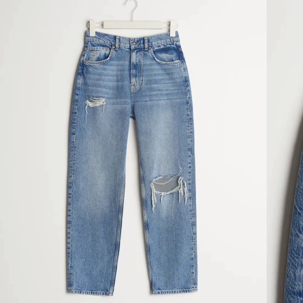 Säljer mina jättefina jeans från Gina Tricot då de inte riktigt är min stil längre. 💗De är mid waisted och är i nyskick då jag bara använt dem ca 4-5 ggr. Storlek 34 (Xs-S) Nypris: 599 kr mitt pris: 250 kr🫶🏼❤️pris kan såklart diskuteras💗. Jeans & Byxor.