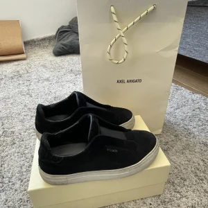 Axel arigato skor - Säljer mina supersnygga och trendiga Axel Arigato skor som köptes förra våren för 2300kr! Bra skick och inga defekter. Säljer för 1700 (pris kan diskuteras) 💕💕