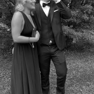 Svart balklänning  - Svart balklänning storlek M. Säljes då jag köpte två storlekar och storlek M var aldelles för stor på mig. Köparen står för eventuell. 💖