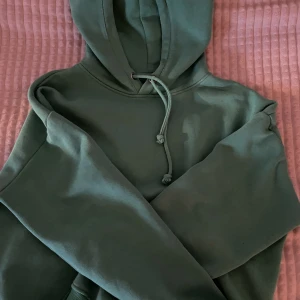 Bik Bok hoodie - Säljer den populära Bik Bok hoodien i färgen grön! Den är knappt använd💓 hoodien är jätteskön och är köpt för 399😀