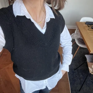 Svart stickad slipover  - Säljer en riktigt snygg slipover som knappt är använd. Har köpt två. 