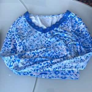 Mönstrad blå topp. - Storlek; 36 En blå leopard mönstrad topp som har kanske använts 1 gång. Fint skick.