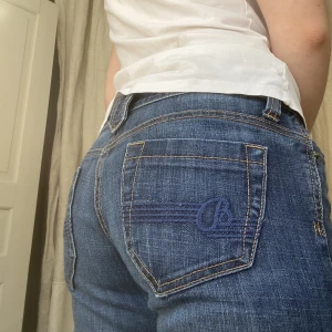2000s jeans  - Super fina lågmidjade jeans med detaljer på fickorna !  Innerbensmått: 82cm Midjemått: 76cm