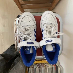 Adidas forum low  - Säljer mina knappt använda Adidasskor. Nypris ligger på ca 1200kr De är strl 38 2/3.  Kan mötas upp på Södermalm eller i Hägersten, eller så kan jag posta! :)