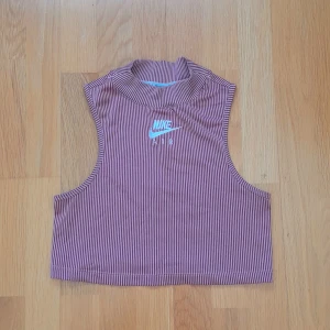 Nike Air crop top xs - Tillhörande kjolen jag också säljer separat:) Säljer pga för liten. Kontakta gärna om frågor<3