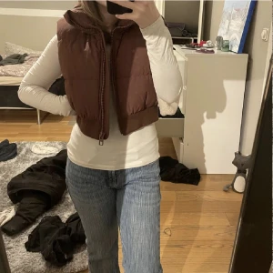 Väst - Helt oanvänd fin brun väst perfekt nu till våre , har en innerficka +lappen sitter kvar.