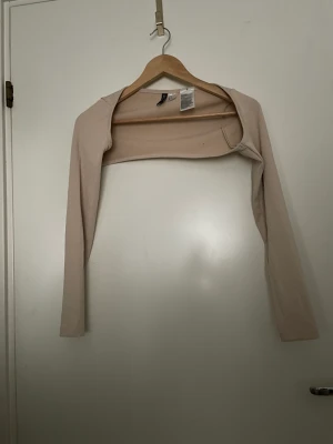 Bolero  - En beige bolero som använts 1/2 gånger men den sitter lite för tajt från h&m 