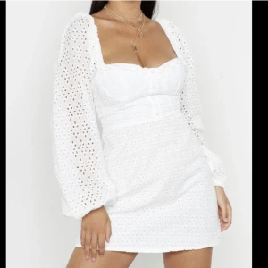 Studentklänning  - Superfin vit klänning till exempel student! Klänningen är väldigt liten i storlek🤍 150kr+frakt (Lånad bild)