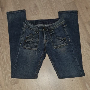 Crocker Jeans - Säljer mina sköna crocker jeans! som inte kommer till använding så mycket längre! Jag kan möttas up sthlm! Innerbenlängden är 76! Midjan är 32 men kan stretchas ut till 34-35! Dom är skinny vid låren ner t knäna! Skriv för bilder, frågor o.s.v!💗
