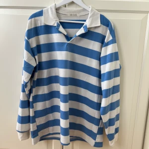 Polo i sweatertyg  - Finfin vårtröja i lös fit. Oklart märke och storlek men passar s - l beroende på önskad passform. Fint skick. 