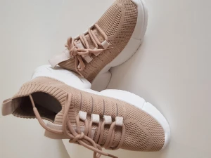 Nya marquiiz chunky trainers - Sköna och snygga sneakers från marquiiz som passar till allt från klänning till jeans,har designats med både stil och kvalitet och ger dig en elegant look som känns lätt mot fötterna! 