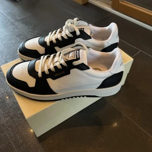 Axel Arigato skor  - Säljer helt nya Dice Lo sneakers från Axel Arigato. I storlek 45.  Nypris: 2300kr