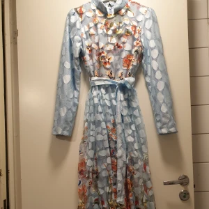 Klänning - Riktig fin klänning men jag har gått ner i vikt så den passar mig inte längre. Kan användas till både vardagliga och finare tillfälle. Den är använd få gånger, typ 3 gånger.  Säljs billigt för att jag vill bli av med den.