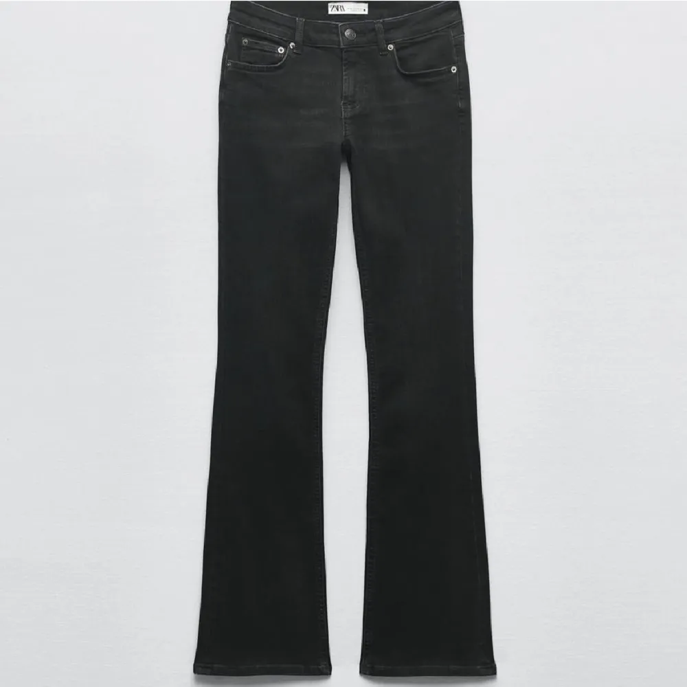 Säljer även i blå! Lågmidjade bootcut jeans🤩. Jeans & Byxor.