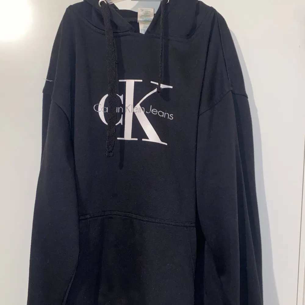 En svart Calvin Klein hoodie. Storleken är XL men sitter ganska pösigt på mig. (Som referens är jag 165cm). Hoodies.