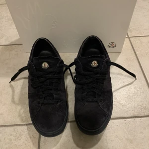 Moncler skor - Säljer ett par moncler new Monaco skor i färgen marinblå som är i väldigt bra skick, 9/10 skorna är storlek i 42